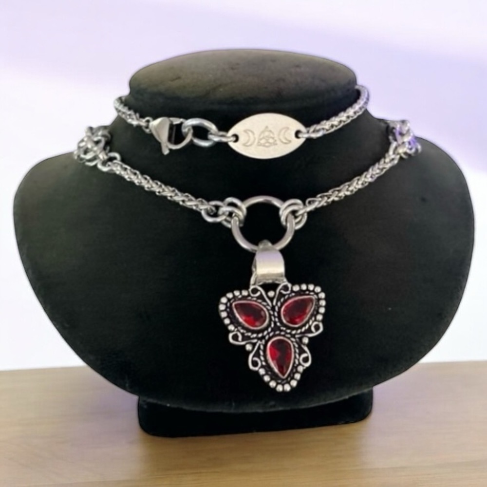 925 sterling silver overlay red garnet triangle Celtic knot maille necklace - Picture 5 of 13
